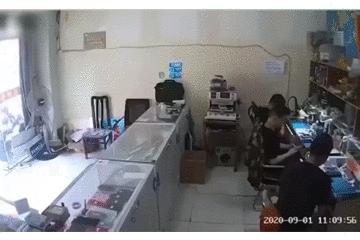 手机充电爆炸前有什么预兆,手机充电玩手机爆炸是什么引起的