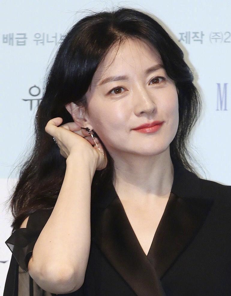 李英爱50岁出镜优雅大方,李英爱穿复古长裙优雅