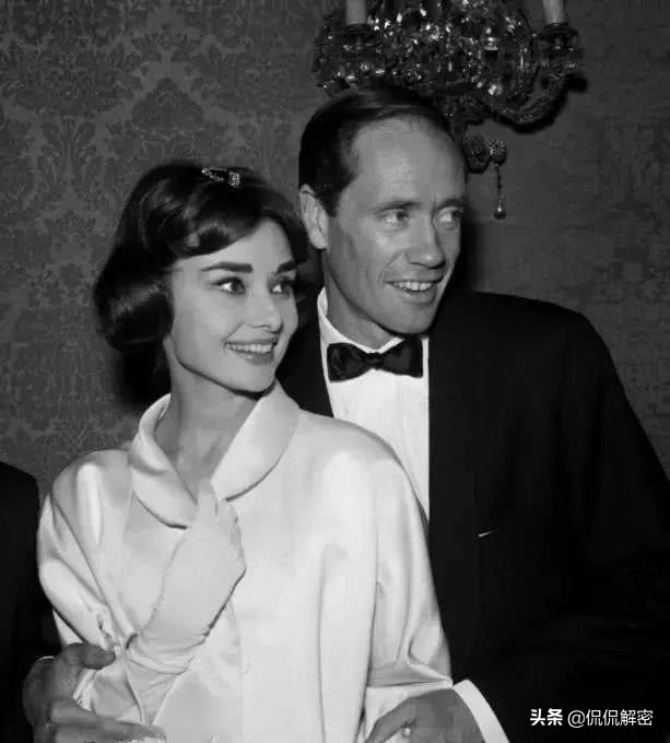 奥黛丽赫本跟玛丽莲梦露谁更美,奥黛丽赫本和玛丽莲梦露年轻照片