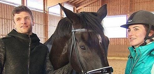 c罗捐300万美金建足球场,c罗投资一个亿到中国