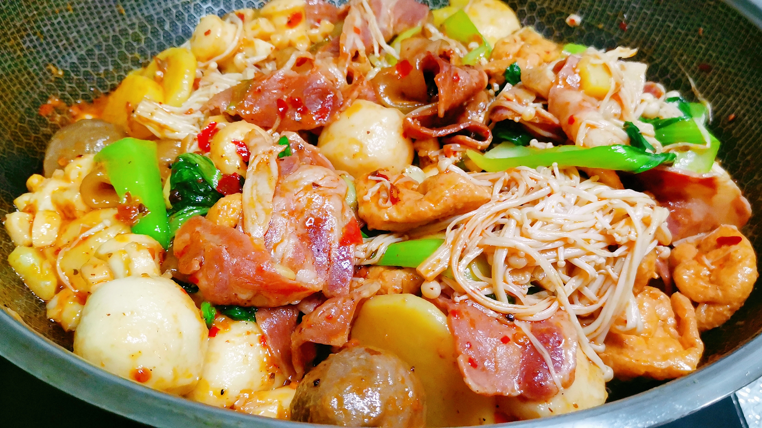 教你做麻辣香锅味道超棒,麻辣香锅在家就能做得色香味俱全