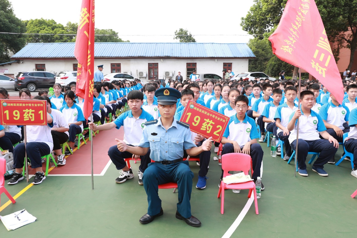 学医救死扶伤当兵保家卫国,学医习武救死扶伤十六字口号