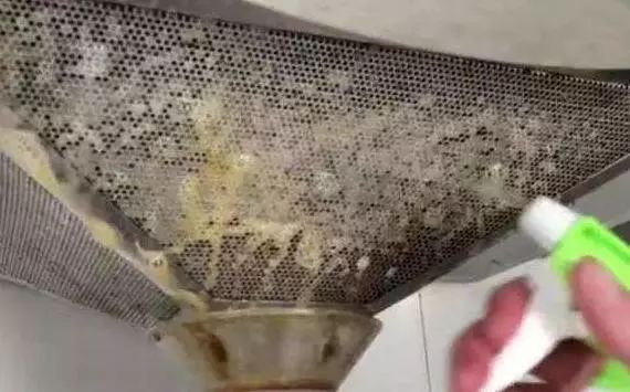 油烟机网罩孔里的油污怎么擦拭,油烟机油污用什么最好