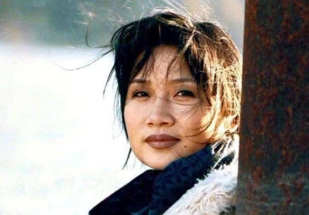 56岁著名女歌手事业巅峰，却突然皈依佛门，称自己不是出家是回家