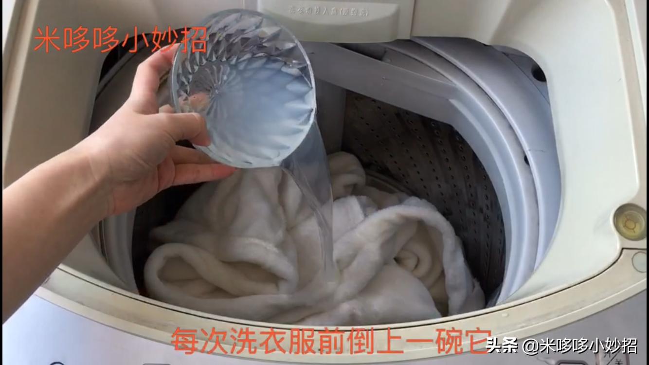 白衣服被洗衣机越洗越脏怎么处理,洗衣机里倒一杯水多脏的衣服