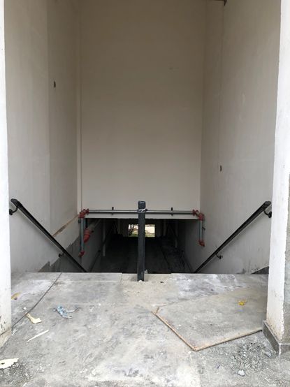 这个楼盘怪：商铺把门两头开，外人轻松就能溜进小区来