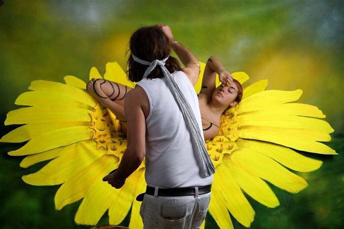 他把女人的身体画成一只蝴蝶，逼真地几乎真假难辨