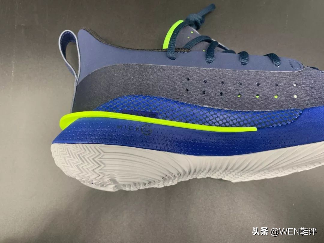 UA签约库里真用心，极为豪华的中底科技，致敬球迷的第七代战靴