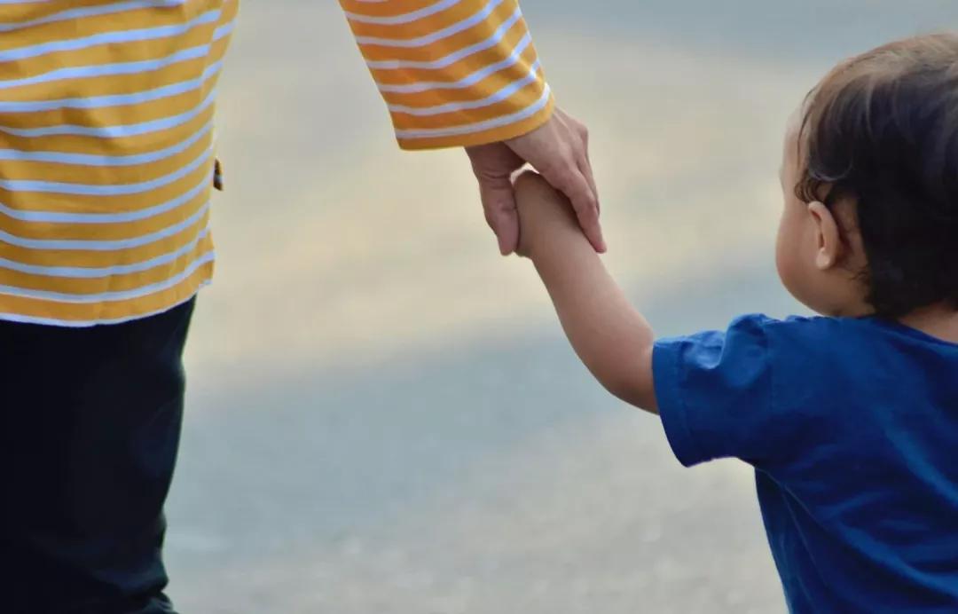 小朋友喜欢抓人的原因是什么,小朋友爱抓人如何纠正