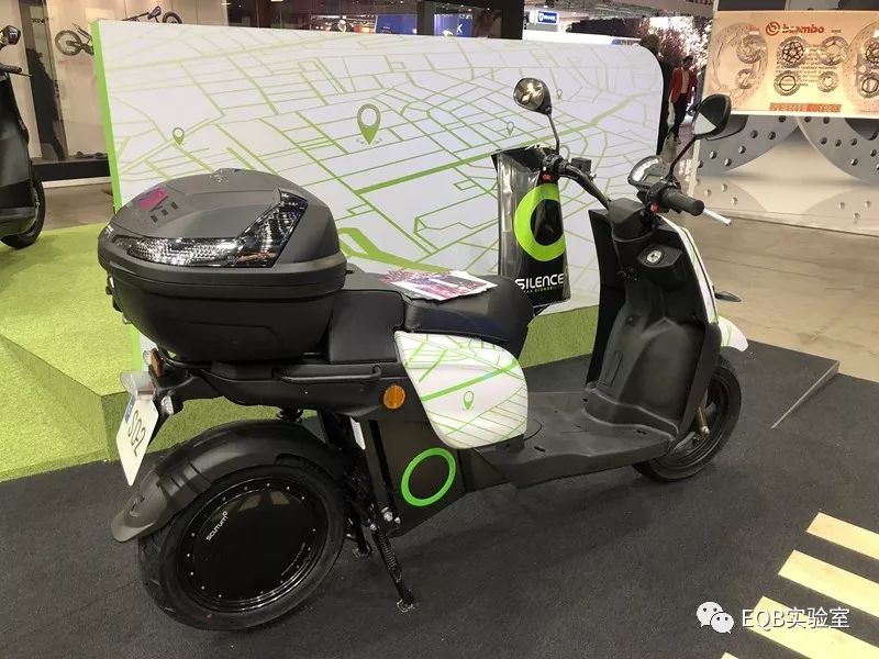 「米兰展独家」弯的电池？可当作充电宝的电池？外国人真会玩！