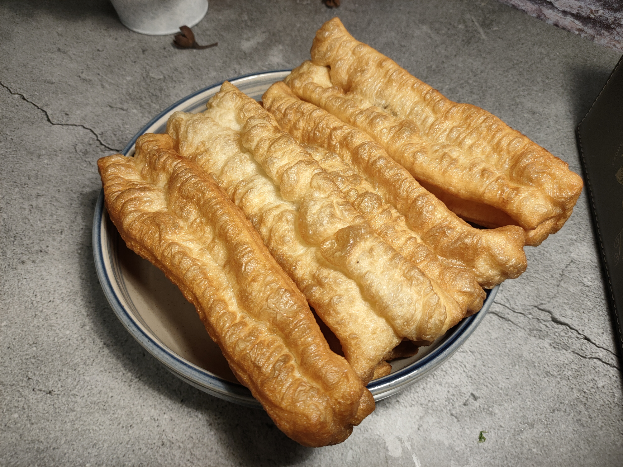 酵母油条膨松剂炸油条,炸油条的小窍门不用酵母粉