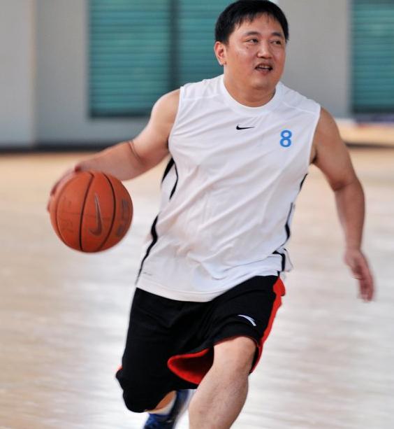 广厦球迷骂郭艾伦,广厦与辽宁比赛球迷冲突三秒八拳