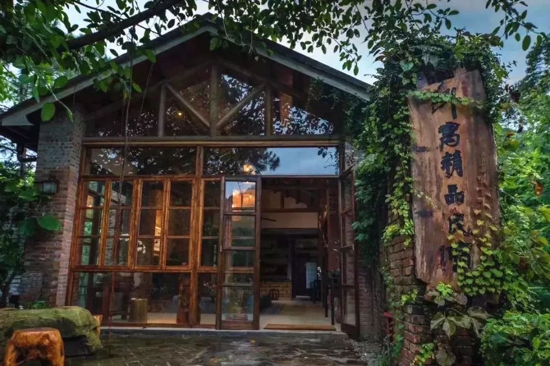 这5家海景民宿躺在床上就能看海,极有格调的纯白泳池民宿