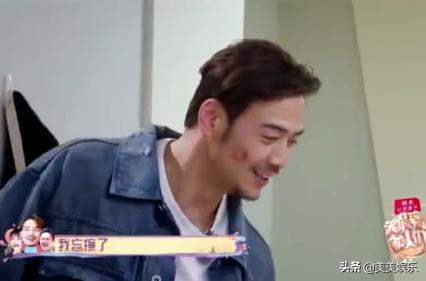 杨烁被曝酒店密会,杨烁深夜和女子一同回女方家