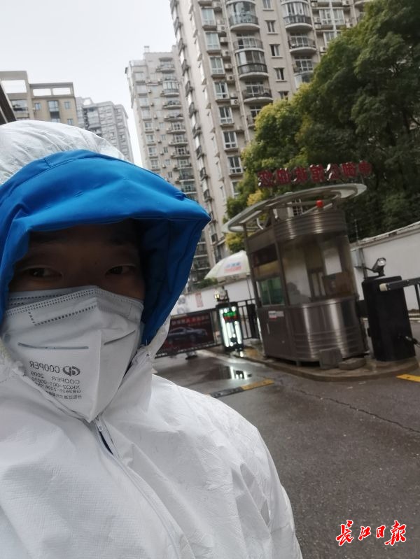 戴口罩送外卖的外卖小哥,戴口罩的外卖小哥