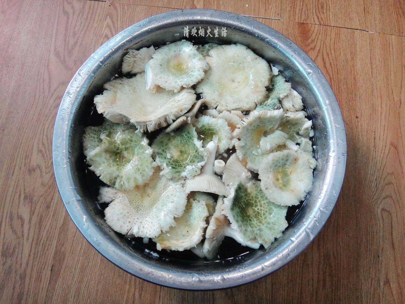 野生菌直接放水里清洗是错误的，教你两招，轻松吃干净美味的菌子