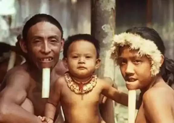 下巴插木棍的原始部落,下巴上插木棍的原始部落