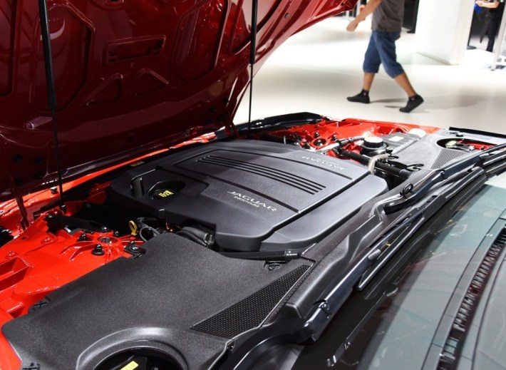 捷豹f-type2022款黑武士街拍,21款捷豹小跑车f-type