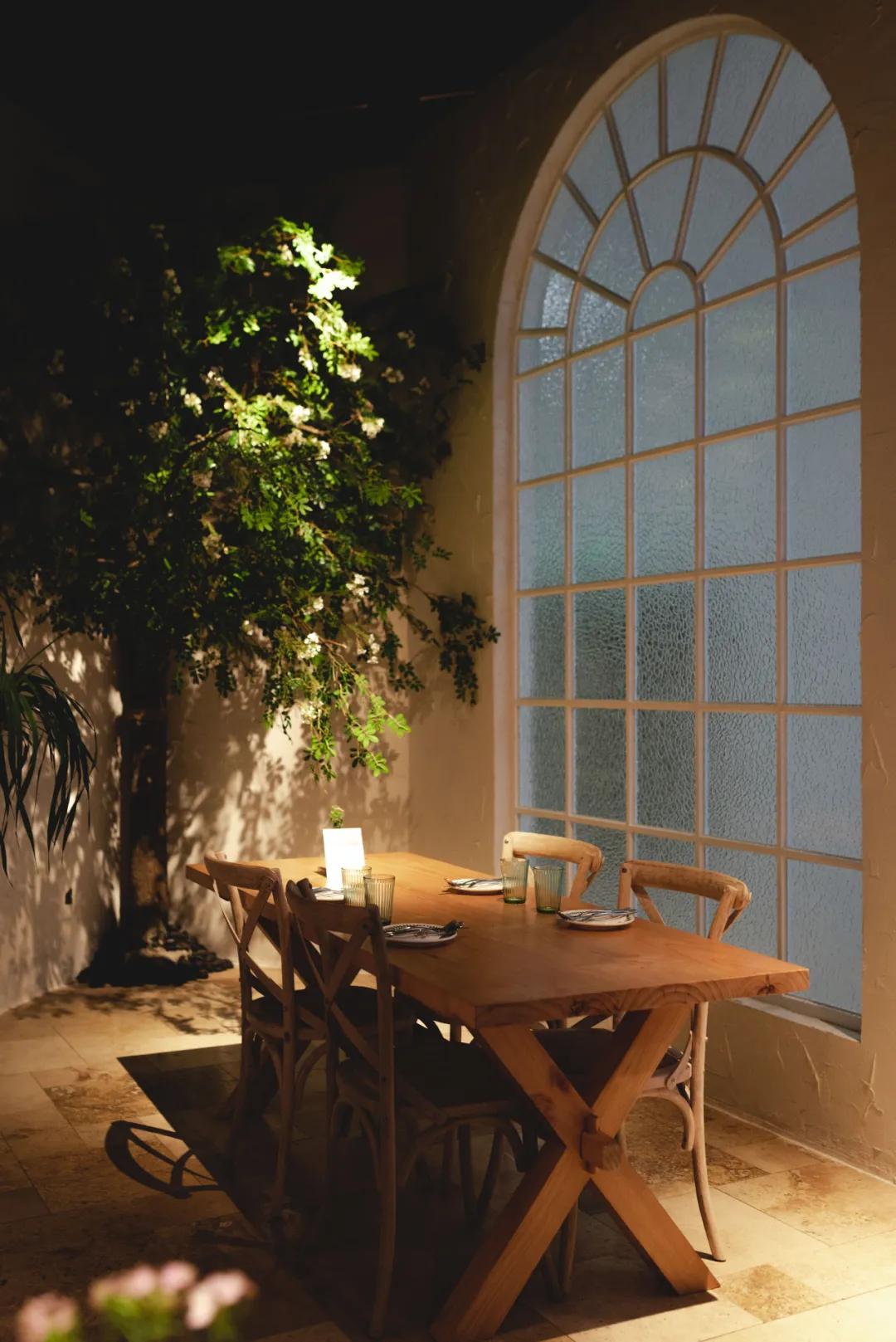 之心城这家餐厅堪称“西餐界CHANEL”,小姐姐们都抢着去