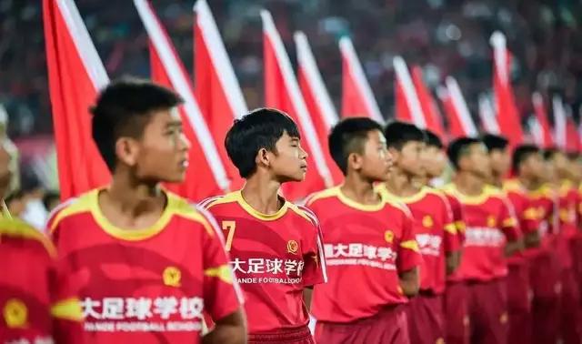 名记赞永昌平民球队模式”没问题，但顺带批恒大做法，不应该吧