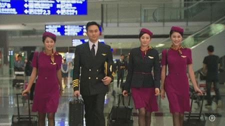 想了解飞行员？可以先从他的包入手