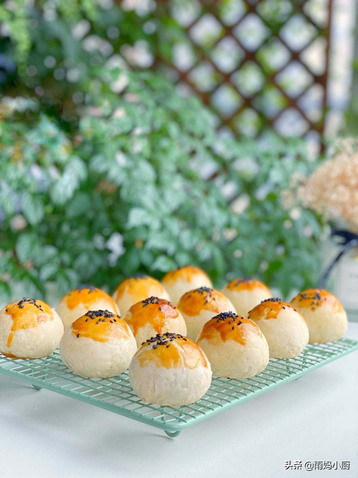 中秋节必备点心四色螺旋蛋黄酥,中秋节买不起月饼自己做蛋黄酥