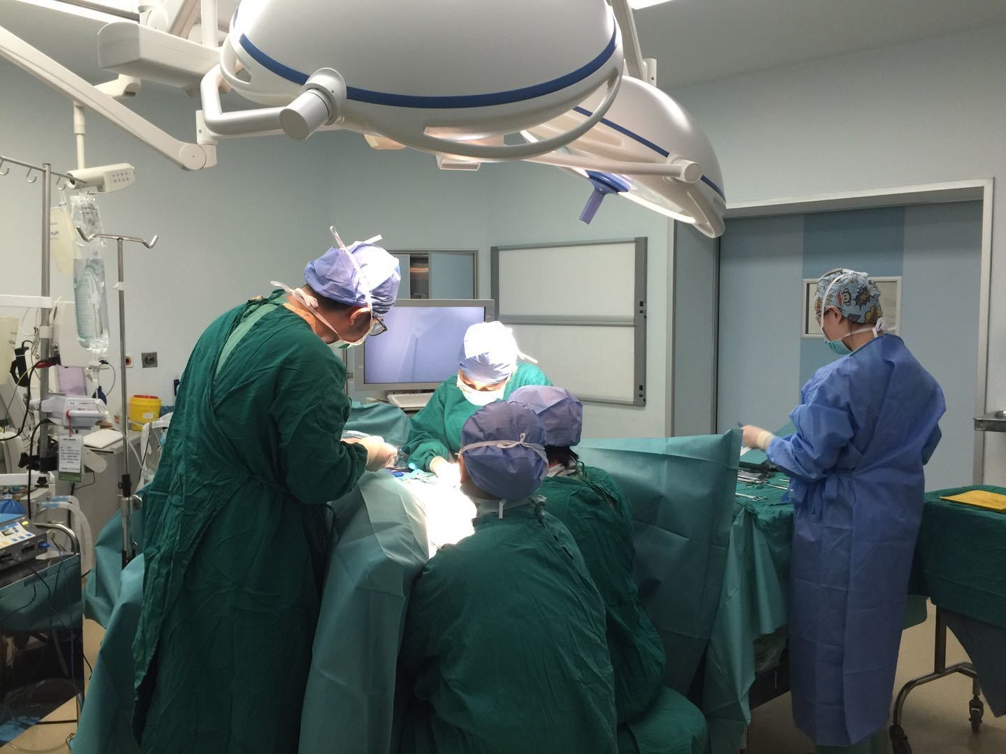 女性漏尿并非不治之症！原因有哪些？漏尿在日常生活中如何改善？