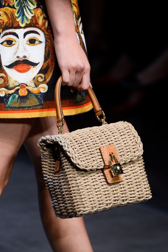 女人必备精致的饰品,女人该有哪几样奢侈品