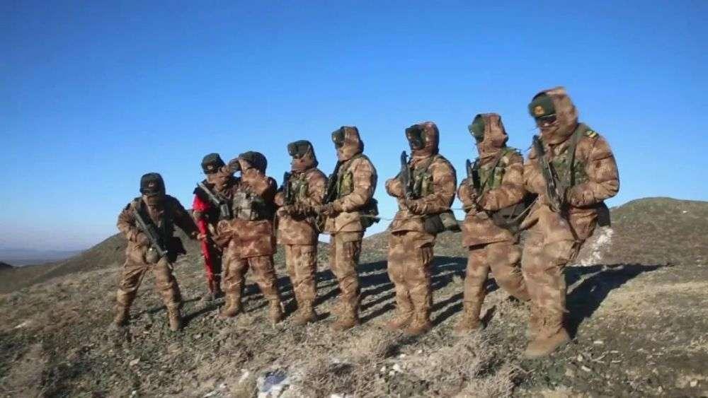 边防战士在风雪中的坚守,屹立在喀喇昆仑高原的边防战士