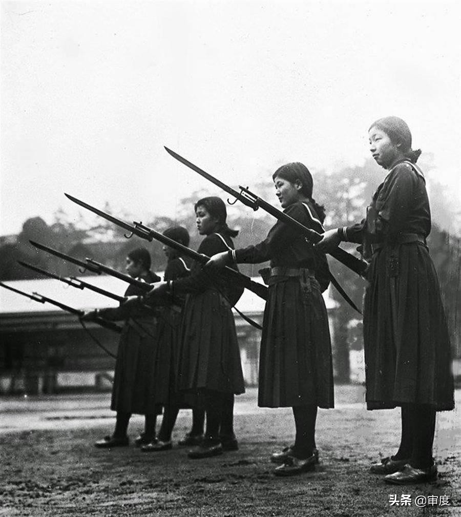 罪恶的“军国之母”：女学生被迫*光脱**衣物上课，每人要生5个孩子