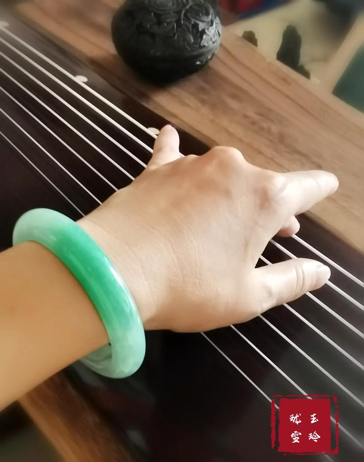 怎么挑选适合自己的玉手镯,玉手镯怎么选才是最好的呢