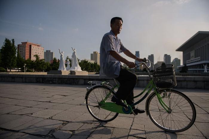 朝鲜骑自行车的模样,朝鲜街头摩托