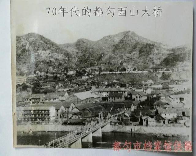 80岁老爷爷的眼睛,80年代的年轻人眼里全是光