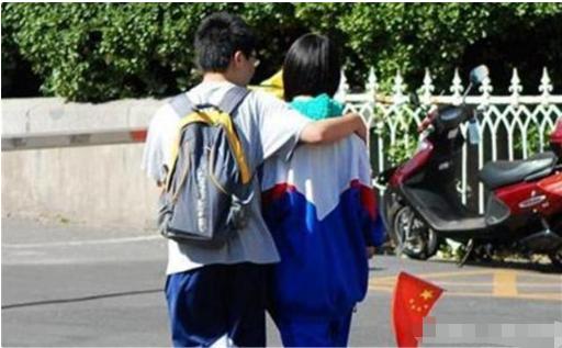 13岁女生脖子被种“草莓”,妈妈再三追问,孩子的回答让妈妈落泪