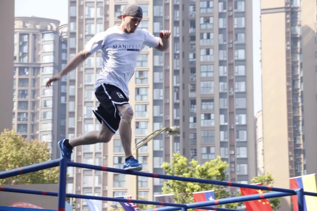 跑酷比赛高手视频,跑酷高手齐聚重庆