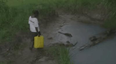 用零花钱给非洲挖了1000多口井，只因孩子眼泪，是那里最干净的水