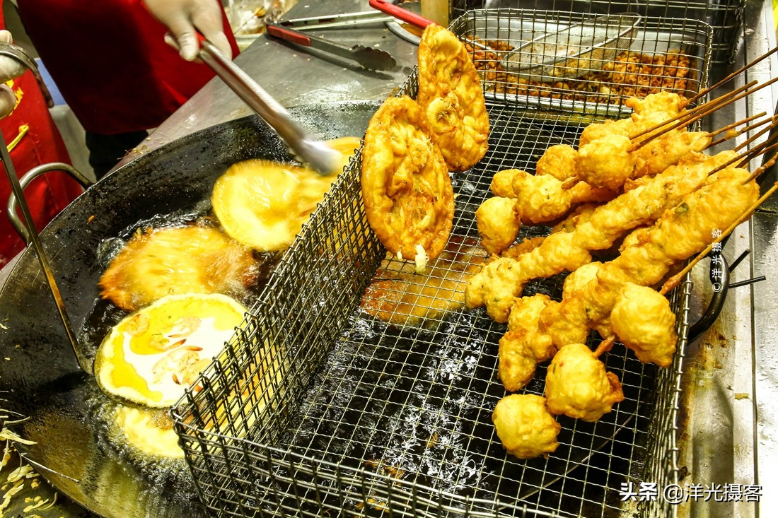 中国最小镇,居民都来自越南,楼顶一年四季插着中国*旗国**