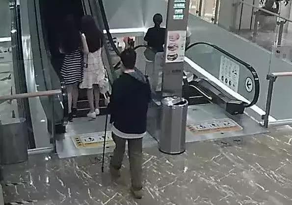 女孩们，小心你们裙底的镜头