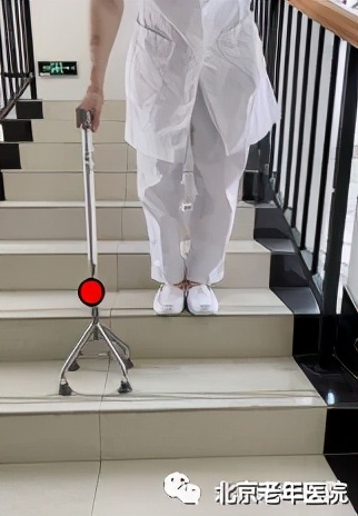 老年人手杖使用操作流程,可以防止老年人跌倒的工具