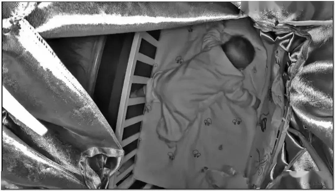 三个月大婴儿趴睡导致死亡,妈妈训练3个月宝宝趴睡致死后续