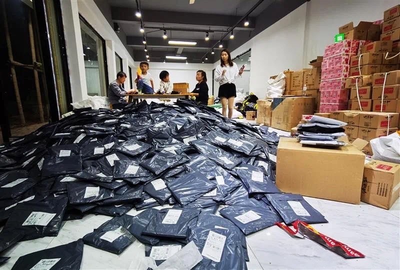 被阿里拼多多挤压的义乌，为何还能成为5万名网红直播的聚集地？