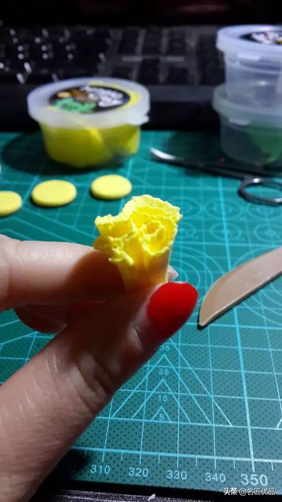 母亲节手工康乃馨简单又漂亮,母亲节适合给妈妈做的康乃馨手工