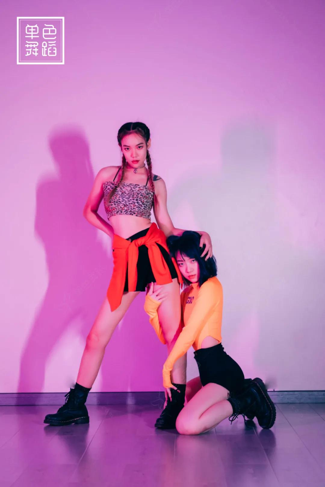 优雅穿搭和艺术感穿搭,十分简约的穿搭穿出高级感