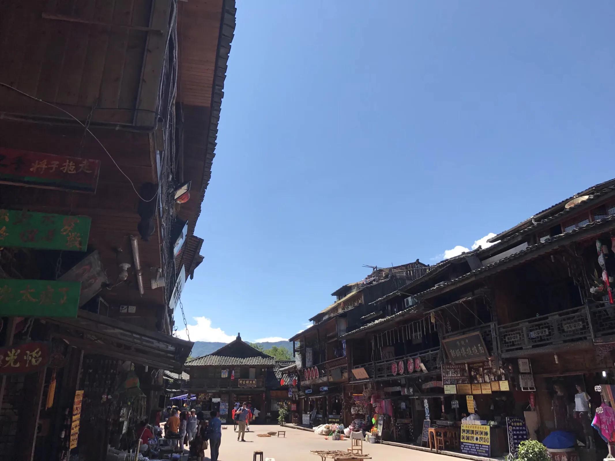 两水夹明镜双桥落彩虹全诗,有山有水不潮湿的避暑胜地