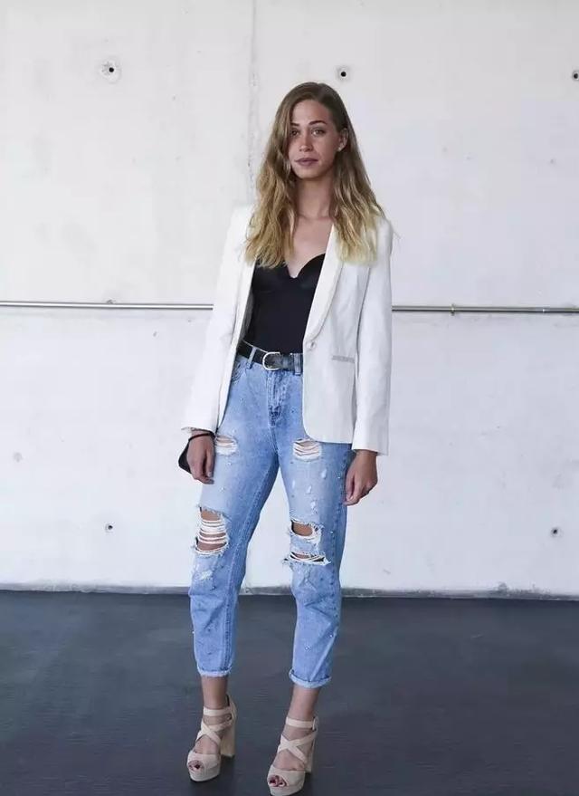 破洞牛仔裤居然被妈妈缝起来了,妈妈把破洞牛仔裤补好了