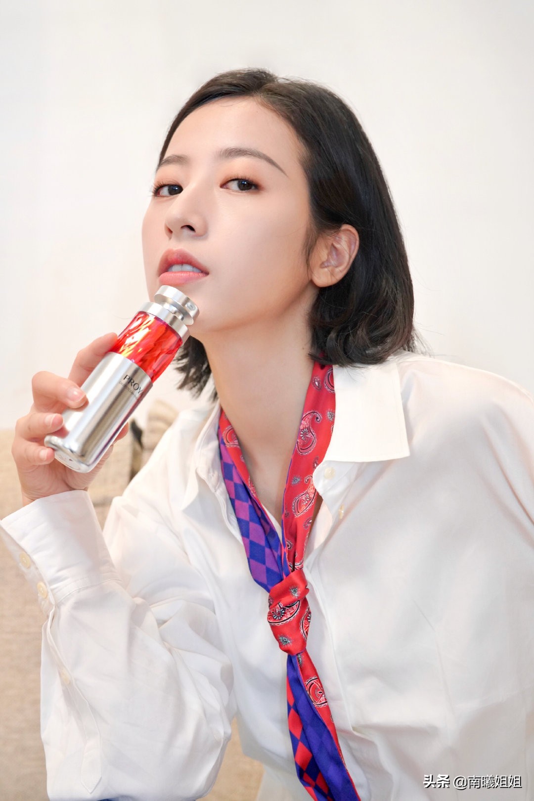 中年女性系丝巾不要一成不变,适合中年妇女围的丝巾