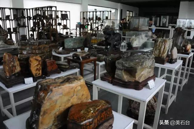 一块玛瑙石能值多少钱,一串玛瑙30年了仅能值多少钱