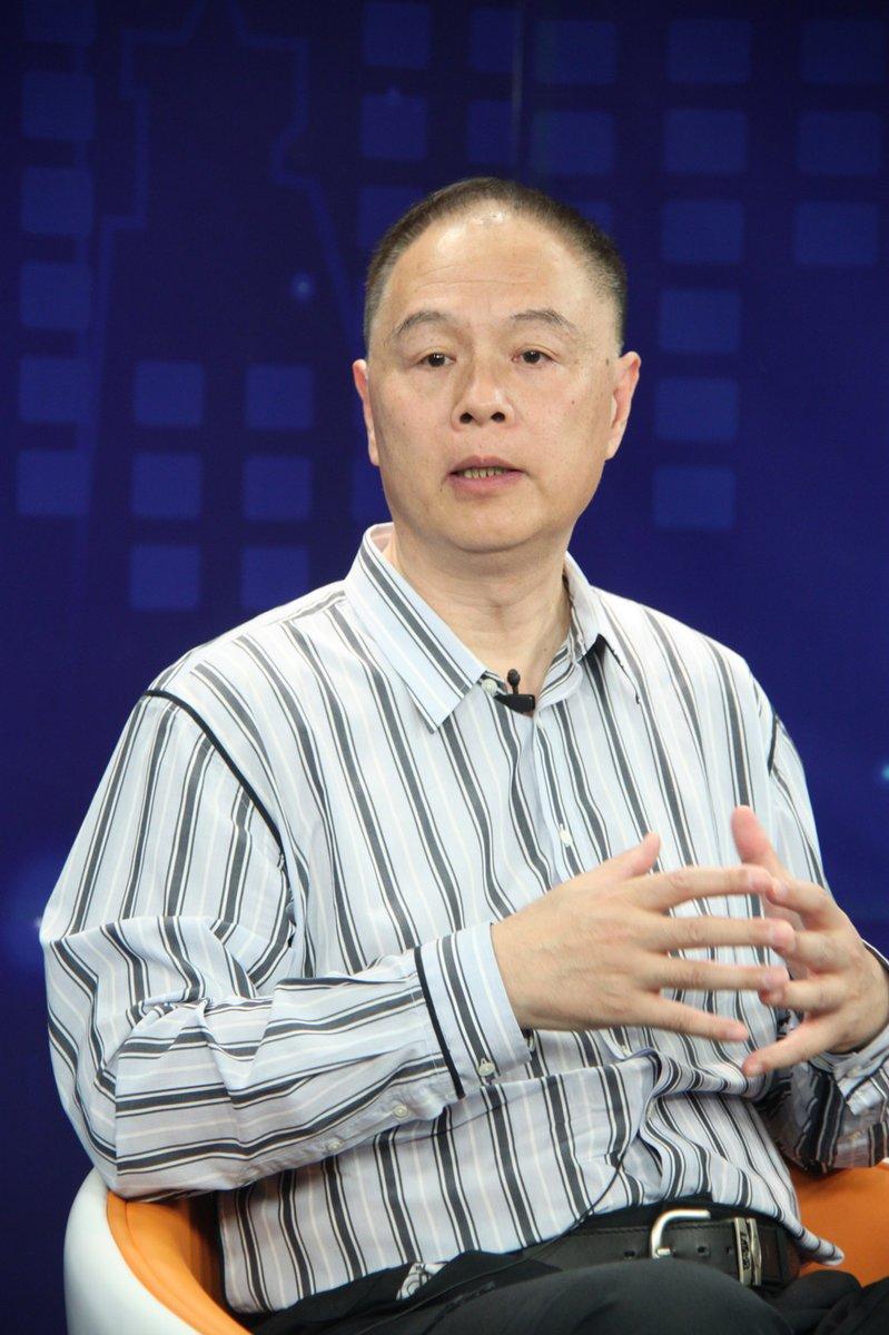 中国国家队教练给美国大学篮球队包脚赚钱,后来成为篮球解说教父