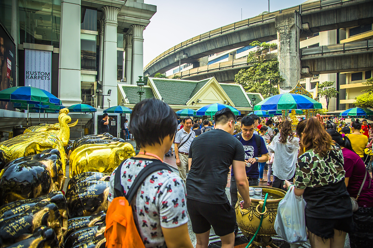 泰国处处都有四面佛，只有曼谷这个最灵验，因有求必应而享誉国际