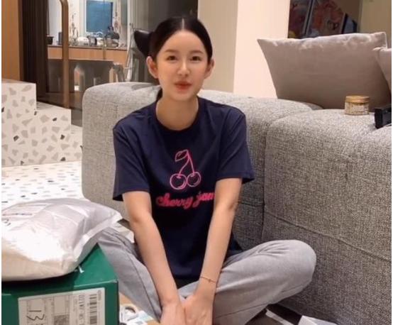 papi酱产后的真实心酸,papi酱产后晒全家福